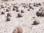 Un champs de boules de pierre.
Een veld vol natuurlijk gevormde ballen.