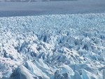 Un champs de glace.
Een gletsjer van 4 km breed en 14 km lang.