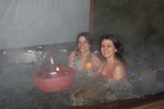 La recette du bonheur? Muscat et jacuzzi!
Buiten koud, maar in de jacuzzi lekker warm. Super!