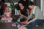 Laisses, on va te montrer comment faire.... 
De vrouwen die maken het wel even..