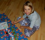 Emmy qui fait des bricolages chez nous.
Emmy die aan het knutselen is.