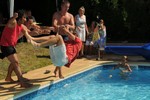 C'est l'catombe dans le piscine!
Een nieuwe manier van te water gaan.