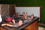 Les dernires pedzes guogent dans le Jac!
De dag werd geindigd in de Jacuzzi!