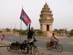 Au dpart de Takeo, devant le monument de la victoire