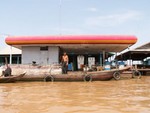 Station service dans un village flottant sur le Tonl Sap