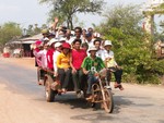 La moto-remorque, un des moyens de transport au Cambodge