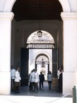 Les cours multiples de la Moneda.
Een glimps binnen de Palacio de la Moneda.