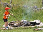 To qui apprend  faire du feu.
Knuffelbeer en vuur maken.