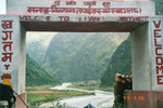 Entre dans le district de Manang, le village de Tal en arrire plan