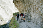 Aux passages troits, le chemin a t creus  mme la paroi