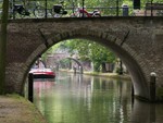 Le bateau de la voirie dans les canaux d'Utrecht