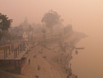Au petit matin, en traversant un affluent du Gange