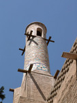 Un des deux fameux minarets vacillants du mausole de Abu Abdollah