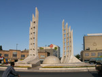 Les rond-points comportent souvent de drle de monument