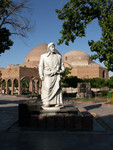 Statue du pote azeri Khaqani devant la mosque bleue  Tabriz