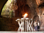 La flamme zoroastrienne dans leur lieu de plerinage de Chakchak
