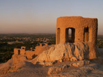 Les ruines du temple du feu surplombant la ville de Esfahan