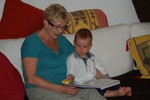 Met Oma het Winnie de Poeh boek lezen...