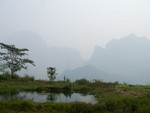 Les fumes de feu donnent des effets particuliers le long de la route entre Phonsavan et Vientiane