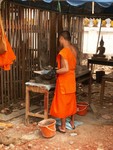 Moine sculptant un bouddah, Wat Xien Muan