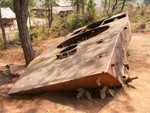 Les restes d'un char vietnamien  la lisire d'un village