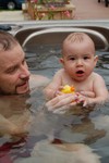 Samen met Papa in de Jacuzzi spelen...