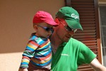 Samen met Papa BBQ-en.