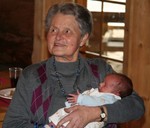 Bij over-groot-oma op schoot op de tweede kerstdag.