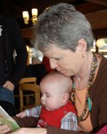 Oma en Malick lezen een boekje.