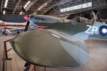 Une rplique de Spitfire sous l'aile du B52