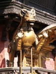 Gardien de temple dans les rues de Kathmandu