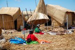 Les les vivent principalement du tourisme.
Alles wordt gemaakt van een riet soort, Totora.