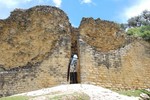 L'entre pour une personne  la fois de la forteresse de Kulap.
Een van de ingangen in het fort Kuelap.