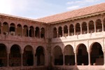 L'intrieur de Qoricancha, transform en monastre.
Eerst een religeus Inca gebouw, toen die van de katholieken en nu omgevormd tot museum.