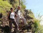 Un chemin Inca  flanc de coteau.
Met zn tween op een stuk Inca trail.