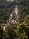 La premire partie de la chute de Ahuashiyacu.
Een meer volledig plaatje van de waterval.