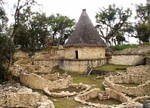 Reconstruction d'une des 500 maisons du site.
De huizen zouden er waarschijnlijk zo hebben uit gezien.