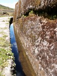 L'aqueduc de Cumbe Mayo, creus il y a 3000 ans.
Een irrigatiekanaal die volledig met steen is uitgehakt.