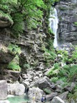 Bien des affluents de la Verzasca s'y prcipitent du haut de belles cascades.