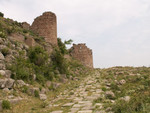 La voie menant  la ville et le reste des ramparts