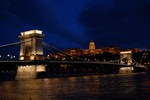 Le pont de chane sur le Danube, avec le chteau de Buda en arrire plan.