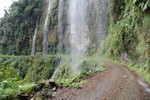 Impossible d'viter la douche, il y a quelques centaines de mtres de vide sur la gauche!
Onder en door de watervallen heen.