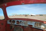 Vue de Colchani depuis une voiture en ruine.
Zout en autos...