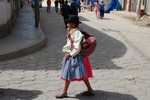 Femme bolivienne en costume traditionnel.
Cholita, traditioneel gekleede boliviaanse vrouw.